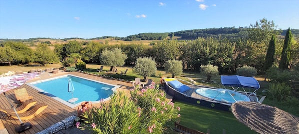 La piscine et le jacuzzi