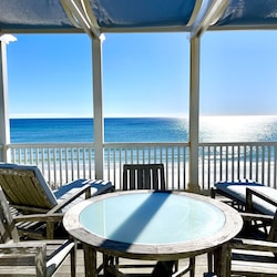 BEACHFRONT OUTDOOR DINING FOR FOUR!