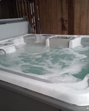 Indoor spa tub