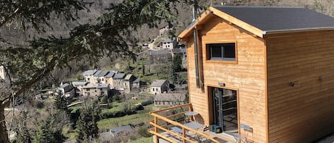 Notre chalet bois sur pilotis dominant le village (exposition sud)