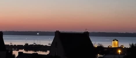 Vue du salon lounge au coucher du soleil, la Tour Vauban et l'entrée de la rade