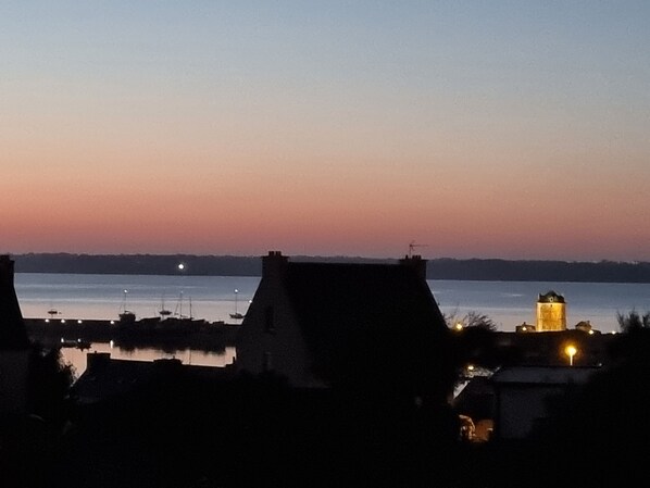 Vue du salon lounge au coucher du soleil, la Tour Vauban et l'entrée de la rade