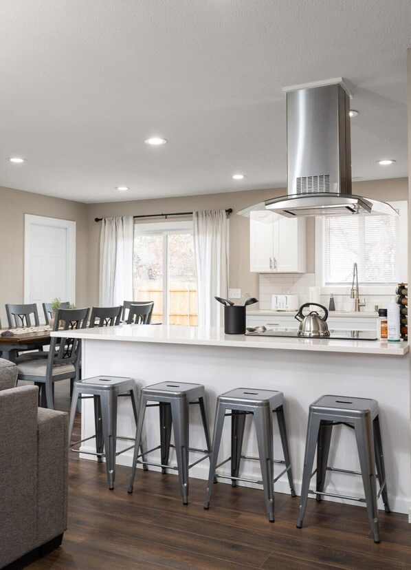 Eat-in Kitchen Bar