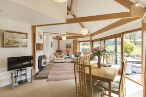 Sitting room with dining table