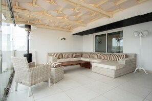 Sala de estar e jantar totalmente vidrada com vista marina de Vilamoura