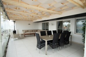 Sala de estar e jantar totalmente vidrada com vista marina de Vilamoura