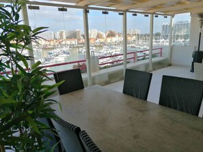 Sala de jantar totalmente vidrada com vista marina de Vilamoura