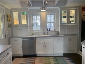 NEWLY REMODELED KITCHEN WITH DISHWASHER AND IN DOOR ICE/WATER MAKER 