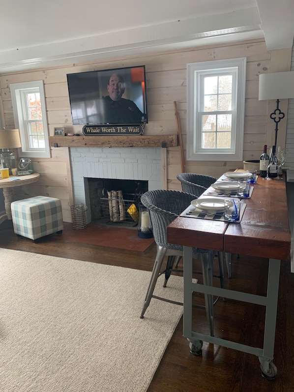 LIVING SPACE OPEN TO KITCHEN 