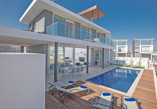 Villa Nina, Luxury 4BDR Protaras Villa, Close to Fig Tree Bay Beach