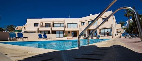 Apt. Tami, Modern 1BDR Apt. in the heart of Ayia Napa with communal pool
