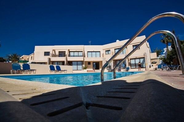 Apt. Tami, Modern 1BDR Apt. in the heart of Ayia Napa with communal pool