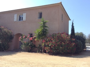Maison cÎté parking.