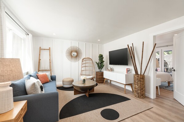 Cozy living room with 60" smart TV with Netflix and Youtube Live TV. 