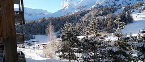 Vue sur le Pic de Bure (2709m) et Front de neige - Télésiège à 100m