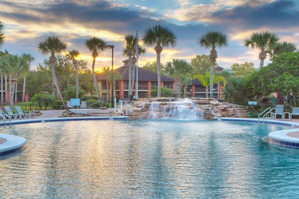 Large swimming pool, bring the kids and jump right in!