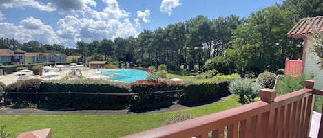 Vue sur la piscine