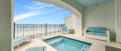 SPLASH POOL ON 1ST FLOOR BALCONY! CAN BE HEATED!