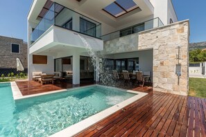 Infinity pool on the terrace of the vacation villa with parking and Wi-Fi in Split