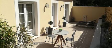 Terrasse privative avec parasol