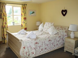 Double bedroom | Carrot Cottage - Broccoli Bottom, Manton, near Oakham