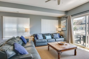 Living Room | Sleeper Sofa | Free WiFi | Central A/C & Heating | Smart TV