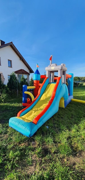 Na Wunsch eine Hüpfburg für jüngere Kinder