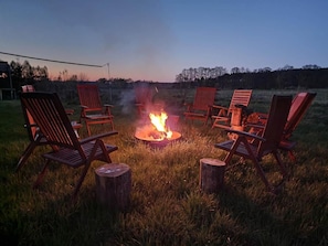 Das Haus verfügt über eine Feuerstelle im Garten