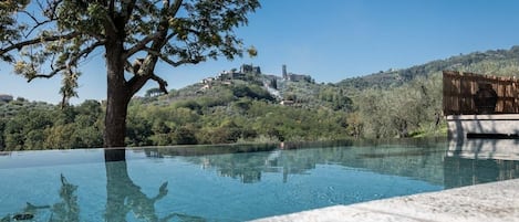 piscina panoramica a sfioro 15m x 5m