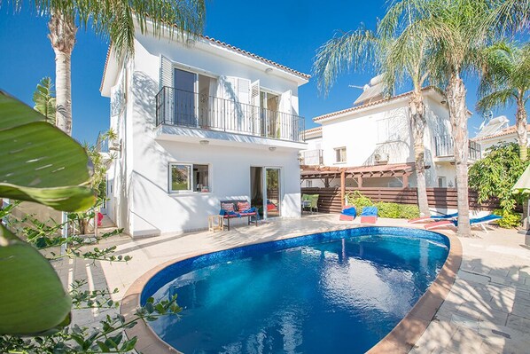 Villa Dion, Beautiful 3BDR Pernera Villa, Close to the Beaches and Amenities