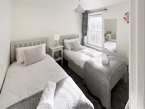 Twin bedroom | Driftwood, Aberdovey