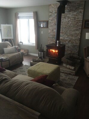 Spacious comfortable living room with seating for 10!  