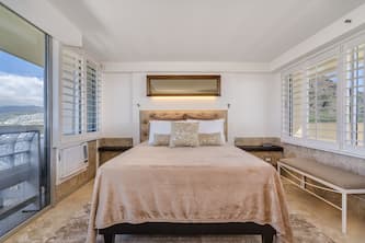 Gorgeous Diamond Head Penthouse Studio Stunning views, Private Balcony.