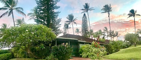 Staying here is an authentic Hawaiiana feeling in an historic cottage community