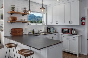 Full kitchen with eat up bar & stools