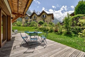 Outside dining with view of the les Bossons glacier