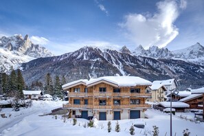 Fantastic location opposite the telecabin to Flegere ski area