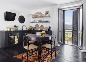 Open plan kitchen and dining area