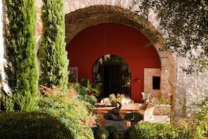 Covered terrace for al fresco dining