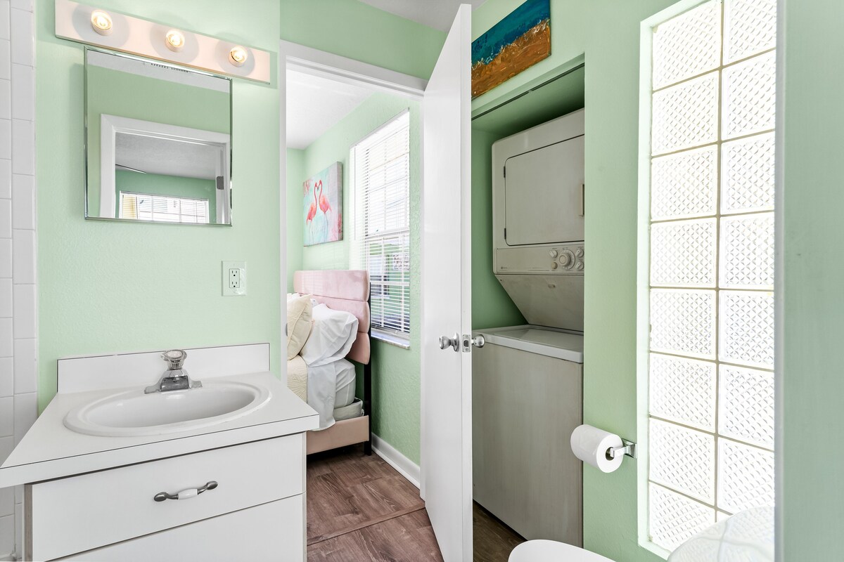 Canary Beach Cottage – steps to the sand!