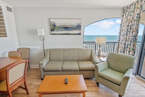 Amazing Living Room with Stunning Views🌊☀️