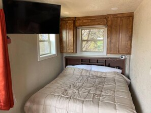 Lake Godstone Bed and TV Inspiration Cabin