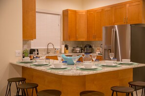 Eat in Kitchen for 6