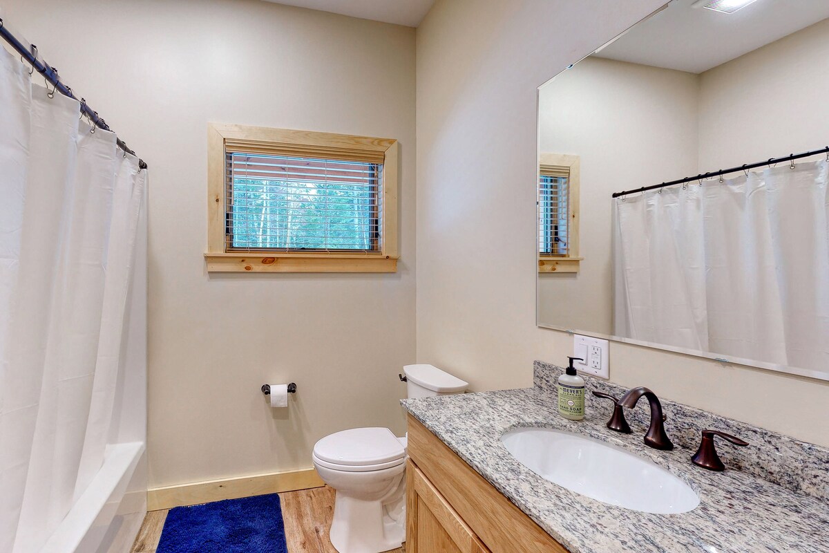 Lakefront home with high-speed WiFi & wood-burning fireplace – dog-friendly