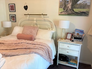 Lush bedroom, reading lamps, free WIFI, books & magazines