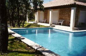 PISCINE DONNANT SUR JARDIN