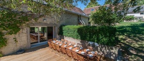 Grande terrasse idéale pour des repas de groupes