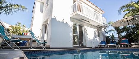 Villa Dafni, Modern 3BDR Pernera Villa, Close to the beaches and amenities
