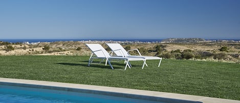 Panoramic front: stunning ocean view and the Alicante skyline