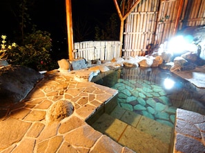 Open-air bath (night)
